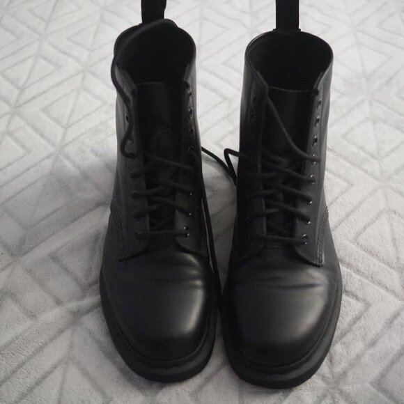 Dr. Martens matte black lace up boot - Picture 1 of 6